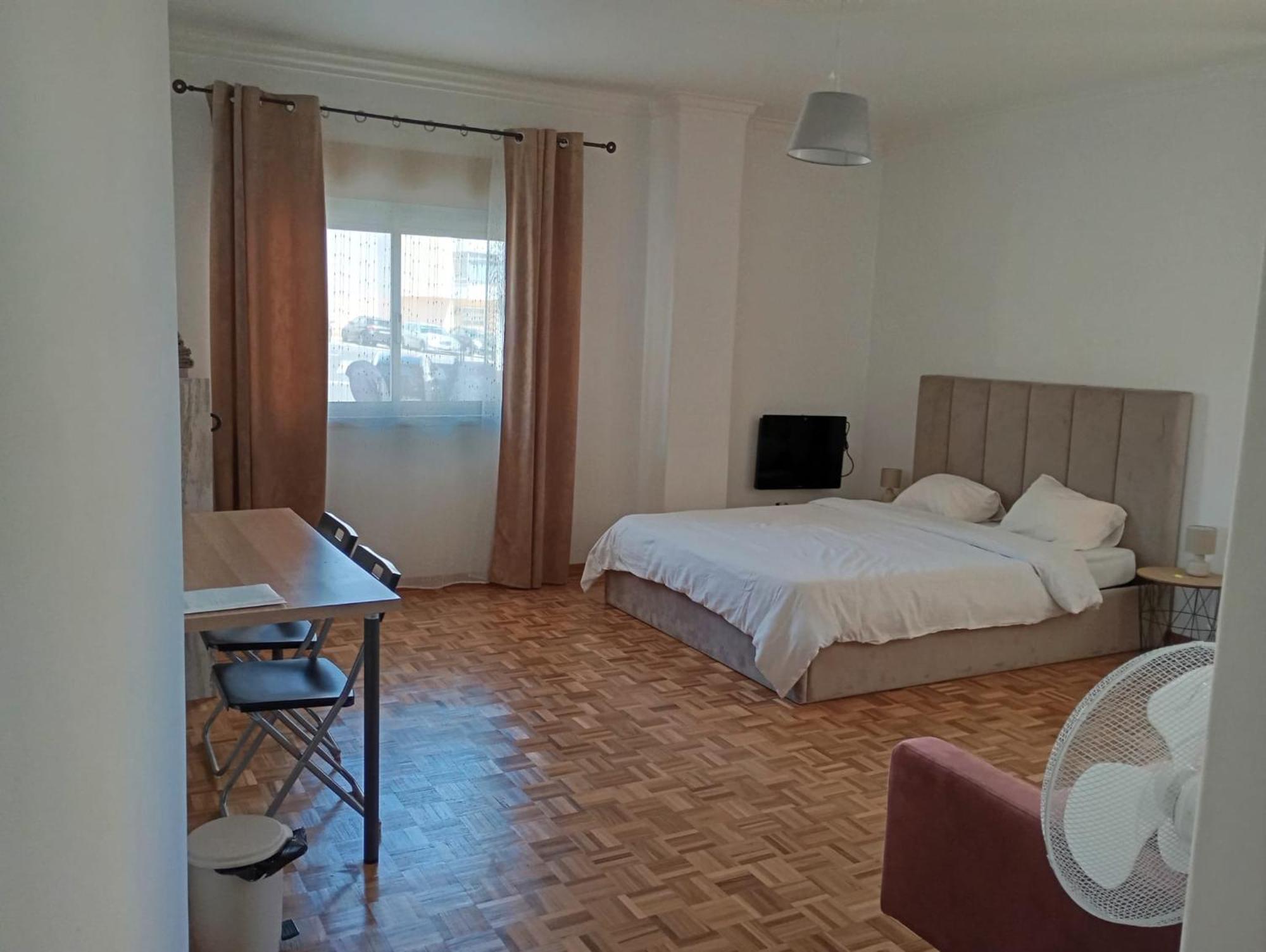 Rooms 10 Mins Walk From Train Station! Agualva-Cacem Екстер'єр фото